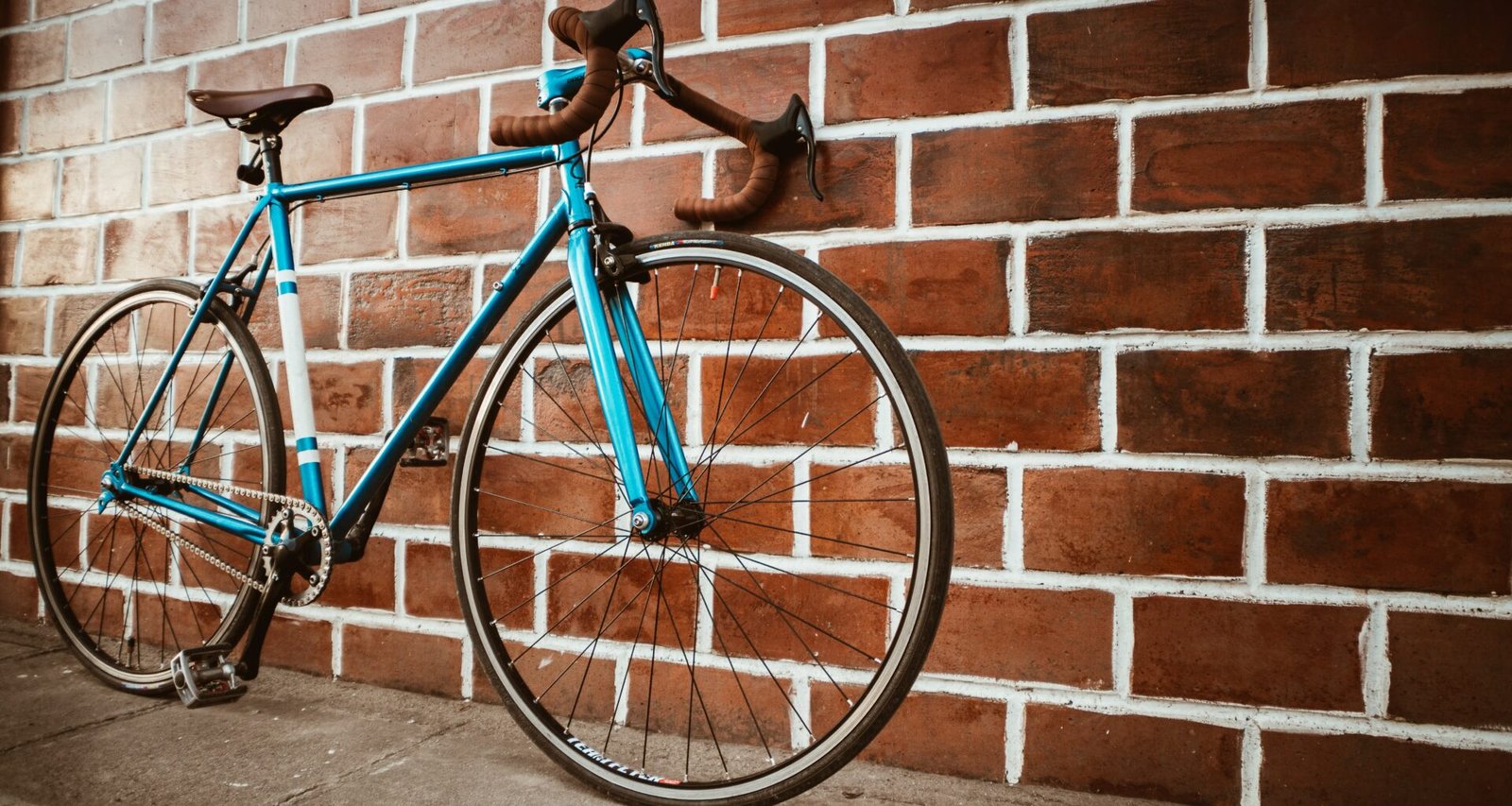 велосипед у стены