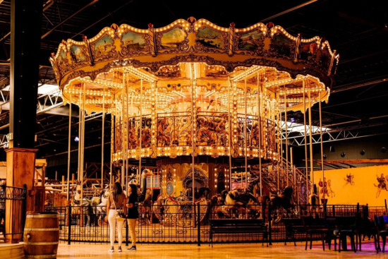 карусель в парке Мандория в Польше