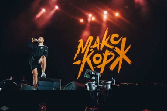 концерт Макса Коржа, он стоит на сцене с микрофоном