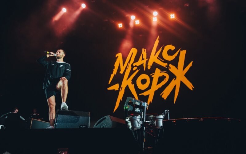 концерт Макса Коржа, он стоит на сцене с микрофоном
