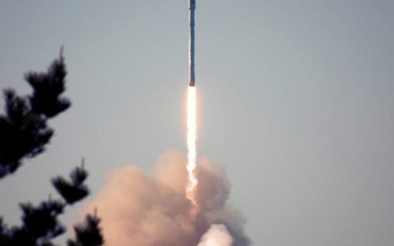 Взлетающая ракета Falcon 9