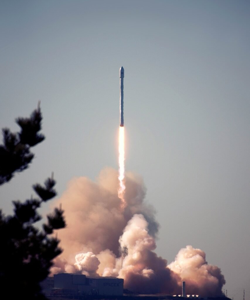 Взлетающая ракета Falcon 9