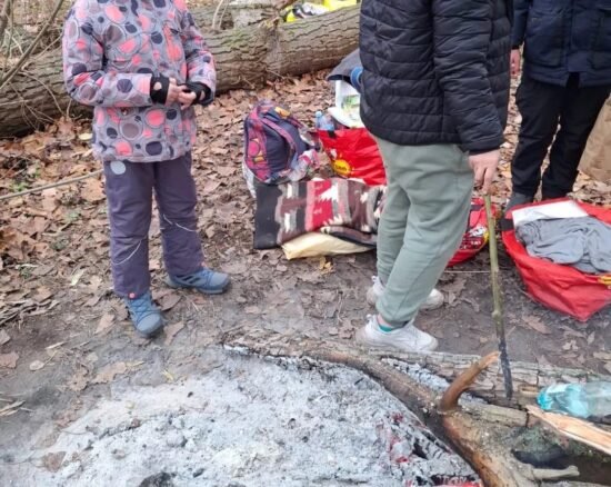 В Варшаве женщина и двое детей греются у костра