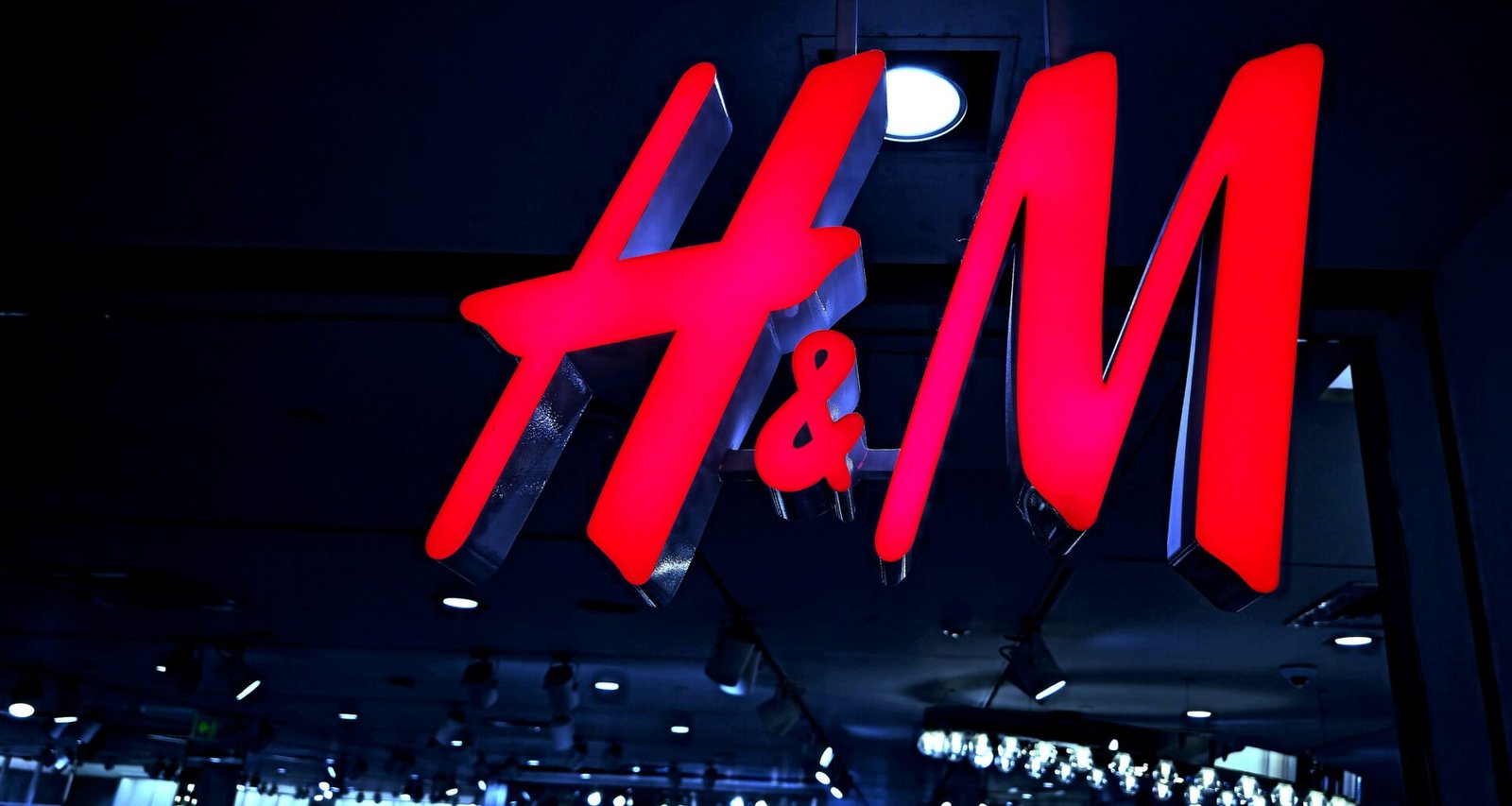 вывеска магазина H&M