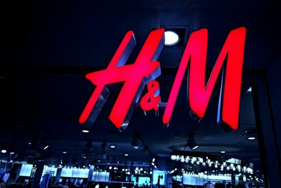 вывеска магазина H&M