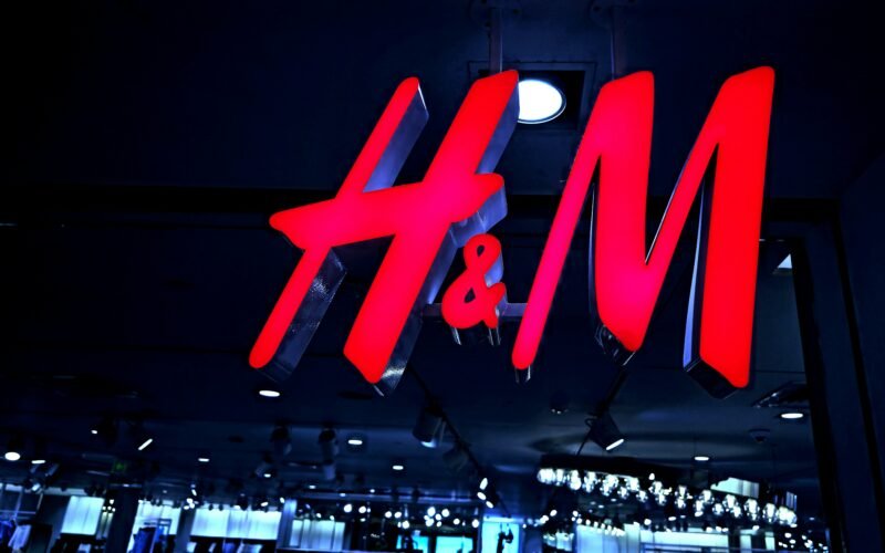 вывеска магазина H&M