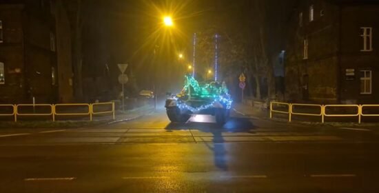 Украшенный танк Leopard 1 на улицах Забже