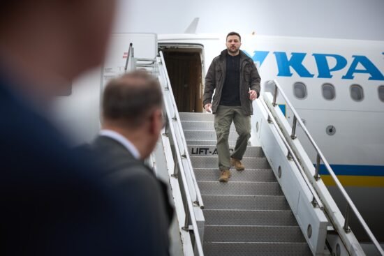 Владимир Зеленский спускается с самолёта