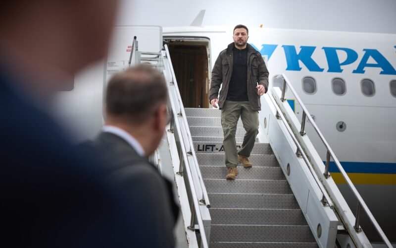 Владимир Зеленский спускается с самолёта