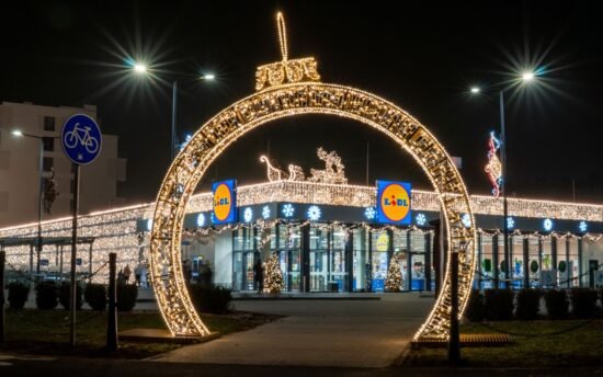 Украшенный магазин Лидл в Варшаве