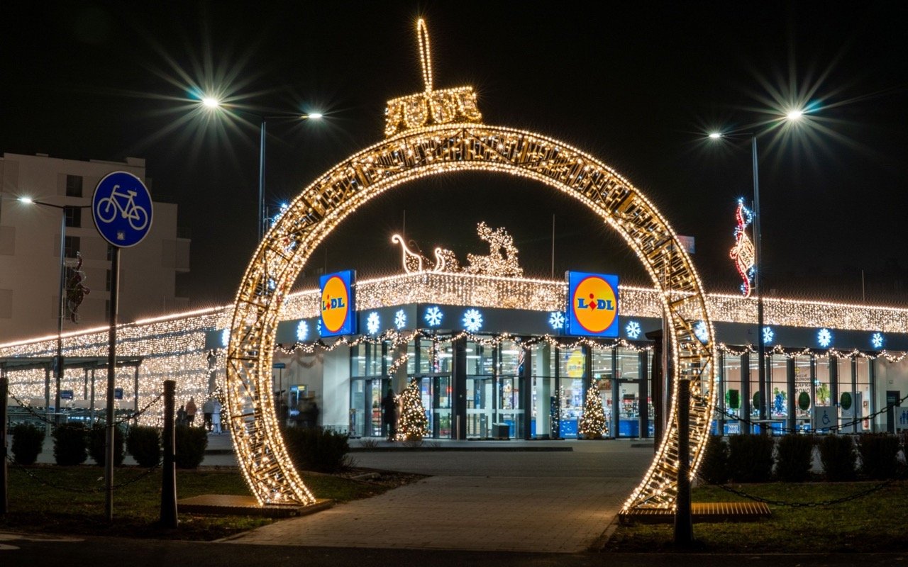 Украшенный магазин Лидл в Варшаве