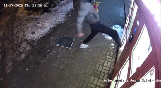 Парень громит цветочный автомат