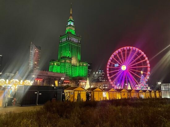 Колесо обозрения на рождественской ярмарке Варшавы