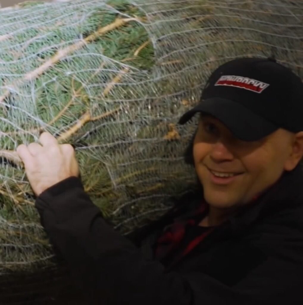 Президент Польши Кароль Навроцкий несёт ёлку