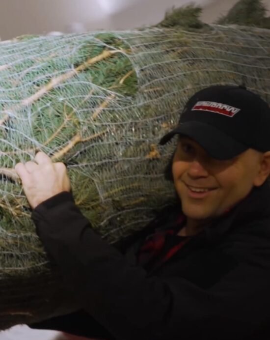 Президент Польши Кароль Навроцкий несёт ёлку