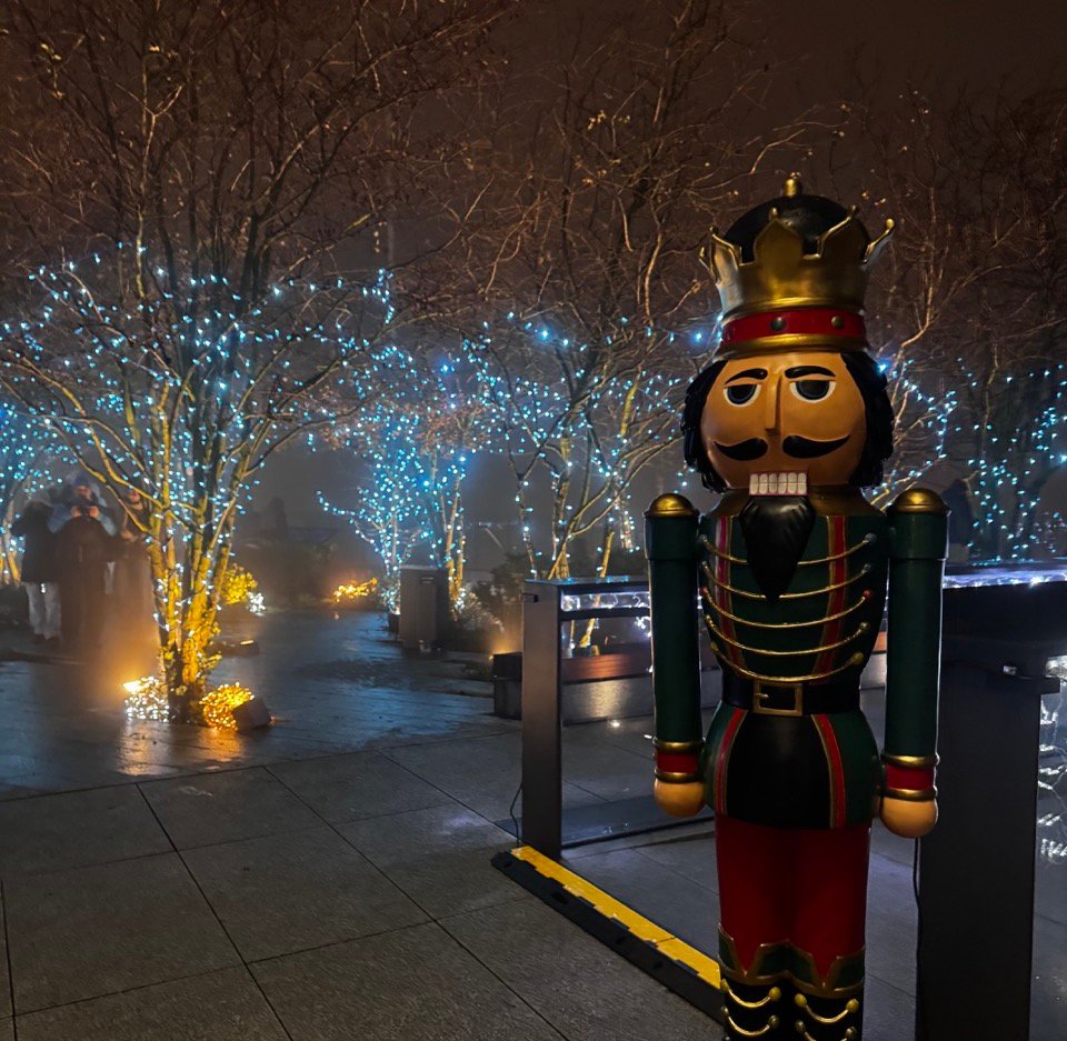 Рождественская ярмарка на вершине небоскрёба Varso Tower в Варшаве