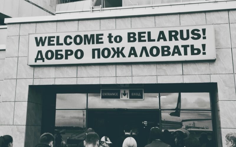 Добро пожаловать в Беларусь, надпись в аропорту Минска