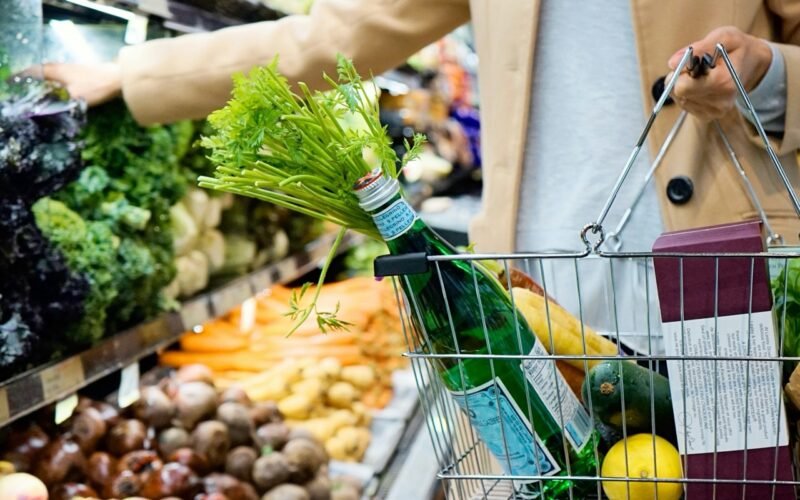 корзина с продуктами в магазине
