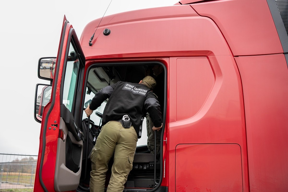 Польские пограничники проверяют фуру