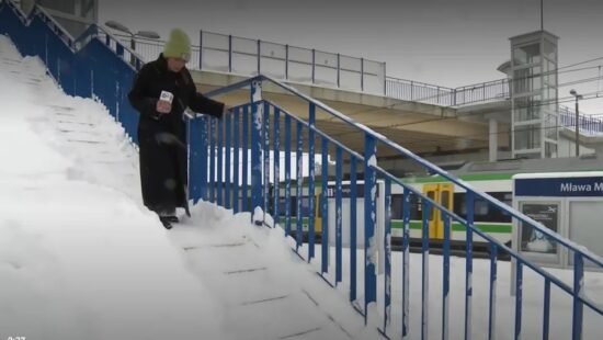 Заснеженная лестница на ж/д станции Mława Miasto