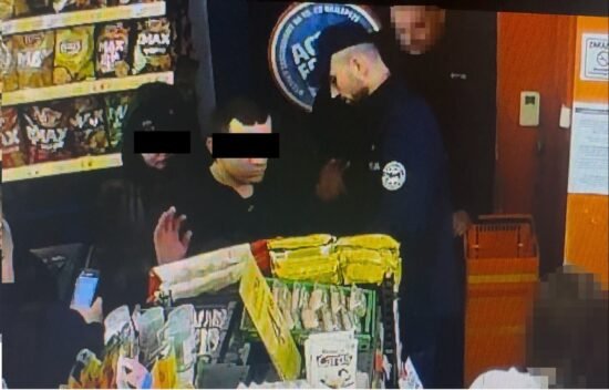 воруют чипсы из магазина