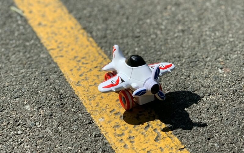 игрушка самолёт