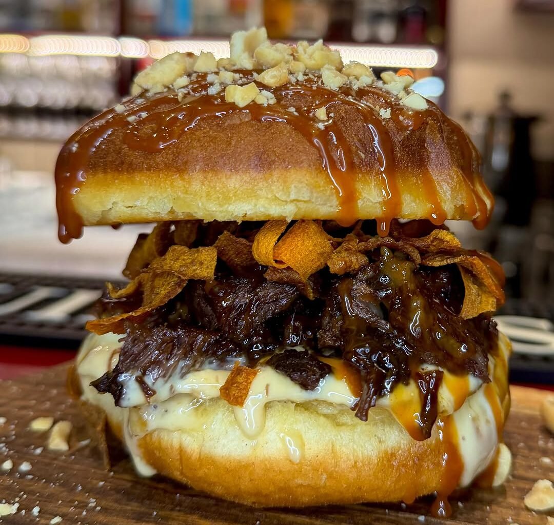 пончик-бургер в заведении Варшавы