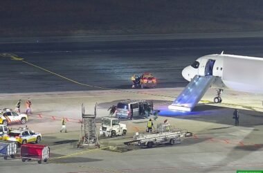 Агрессивный пассажир убегает от сотрудников пограничной службы,