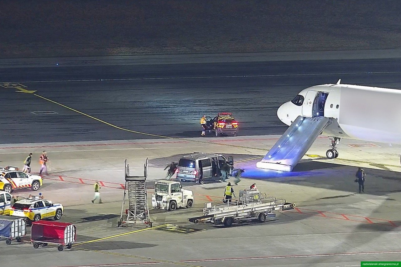 Агрессивный пассажир убегает от сотрудников пограничной службы,