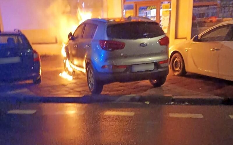 Горит припаркованный автомобиль