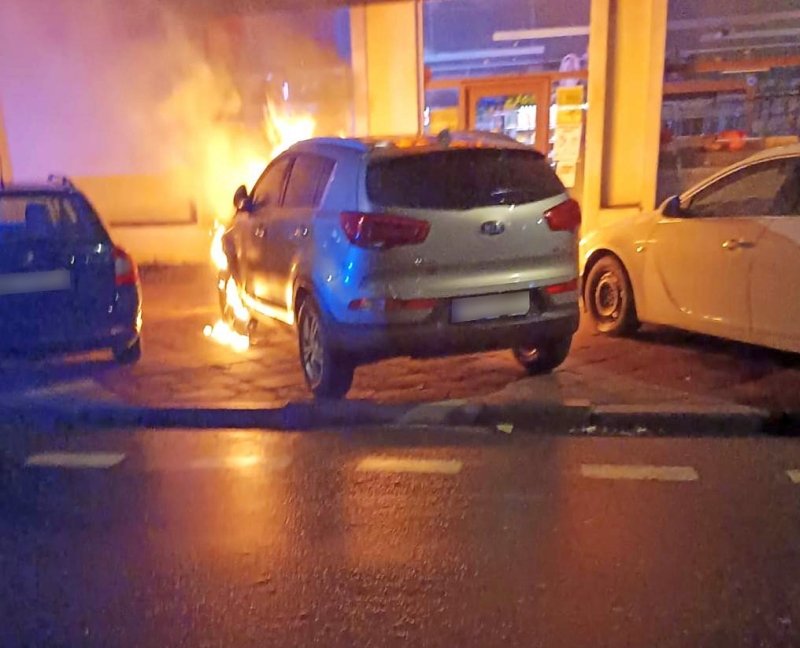 Горит припаркованный автомобиль