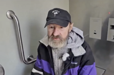 Бездомный мужчина живет в туалете