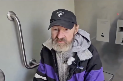 Бездомный мужчина живет в туалете